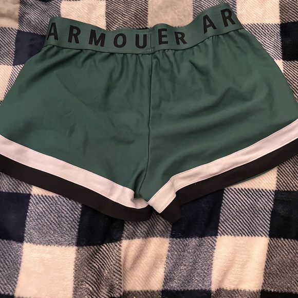UNDER ARMOR GYM SHORTS - Picture 2 of 4